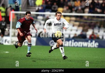 Paul McKenna (r) von Preston North End kommt von Burnley's weg Bradley Maylett (L) Stockfoto