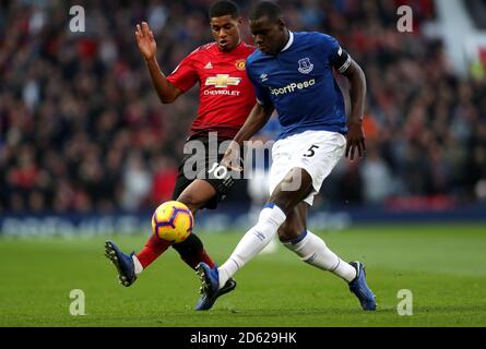 Marcus Rashford von Manchester United (links) und Kurt Zouma von Everton (rechts) Kampf um den Ball Stockfoto