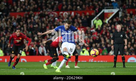 Everton's Gylfi Sigurdsson punktet sein erstes Tor der Spiel aus einer Strafe Stockfoto