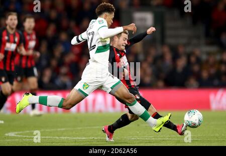 Jamal Lewis von Norwich City (links) und Ryan Fraser Schlacht von Bournemouth Für den Ball Stockfoto