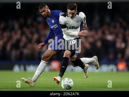 Chelsea's Ruben Loftus-Cheek (links) und Derby County's Tom Lawrence Schlacht Für den Ball Stockfoto