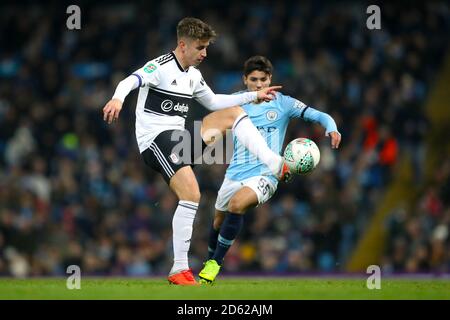 Fulham's Tom Cairney (links) und Manchester City's Brahim Diaz Schlacht Für den Ball Stockfoto