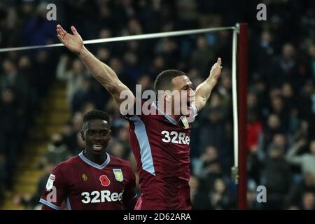 James Chester von Aston Villa feiert das zweite Tor seiner Seite Des Spiels Stockfoto