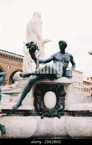 Bronzestatue im Neptunbrunnen in Firenze Stockfoto