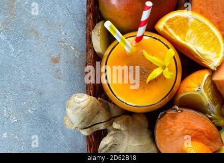 Süßkartoffel Smoothie Coctail mit Orange, Mango, Zimt und Ingwer. Vitamin, gesunde Ernährung Konzept. Platz zum Kopieren, flach liegend Stockfoto