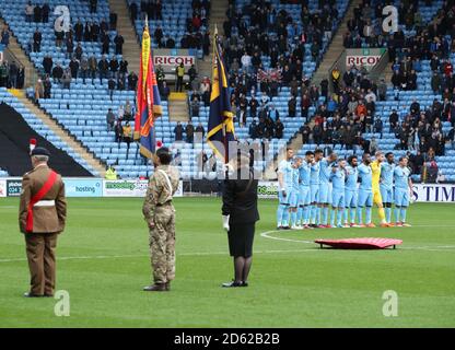 Coventry City Spieler beobachten eine Minute Stille vor dem Sky Bet League One Spiel gegen Accrington Stanley in der Ricoh Arena, Coventry. Stockfoto