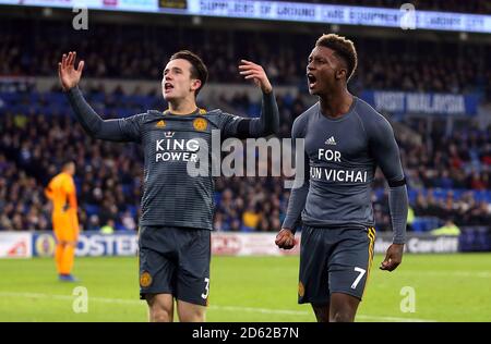 Demarai Gray von Leicester City feiert das erste Tor seiner Seite Des Spiels und zeigt eine Spitze, die für liest Khun Vichai Stockfoto