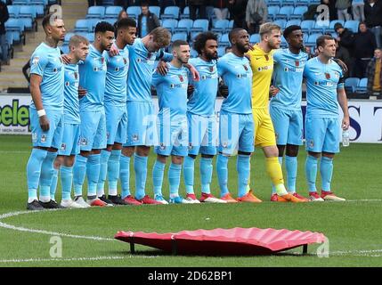 Coventry City Spieler beobachten eine Minute Stille vor dem Sky Bet League One Spiel gegen Accrington Stanley in der Ricoh Arena, Coventry. Stockfoto