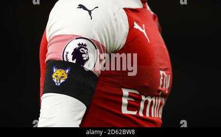 Eine detaillierte Ansicht eines Arsenal-Spielers in Schwarz Armband mit dem Leicester City Fuchs als Tribut Den Opfern des Leicester City Hubschrauberabsturzes, der Auch Vorsitzender Vichai Srivaddhanaprabha Stockfoto