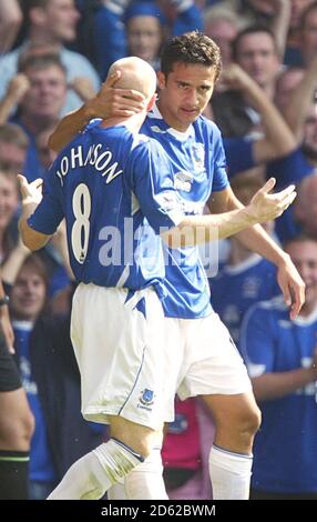 (R-L) Evertons Tim Cahill feiert sein Tor mit Andrew Johnson. Stockfoto