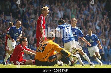 Evertons Tim Cahill (c) feiert sein Ziel. Stockfoto