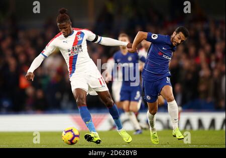 Wilfried Zaha vom Crystal Palace (links) und Pedro von Chelsea kämpfen um Der Ball Stockfoto