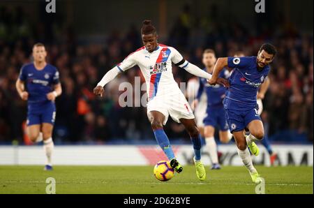 Wilfried Zaha vom Crystal Palace (links) und Pedro von Chelsea kämpfen um Der Ball Stockfoto