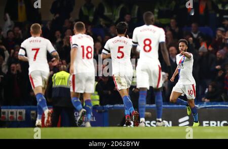 Crystal Palace Andros Townsend (rechts) feiert Scoring seiner Seite die erste Ziel des Spiels Stockfoto