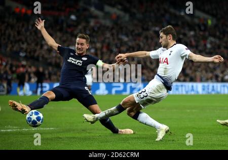 Tottenham Hotspur's Ben Davies (rechts) in Aktion Stockfoto