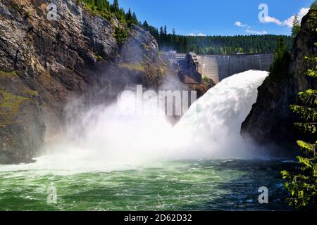 Grenzdamm am Pend Oreille River Stockfoto