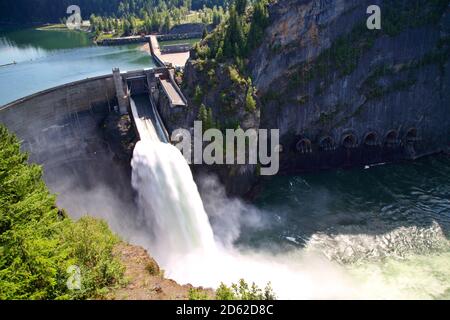 Grenzdamm am Pend Oreille River Stockfoto