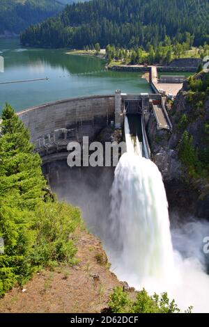 Grenzdamm am Pend Oreille River Stockfoto