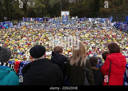 Lüfter anzeigen floral Tribute für diejenigen, die ihr Leben in der Leicester City Hubschrauber crach einschließlich Leicester City Vorsitzender Vichai Srivaddhanaprabha vor der Premier League Match für die King Power Stadion, Leicester verloren. Stockfoto