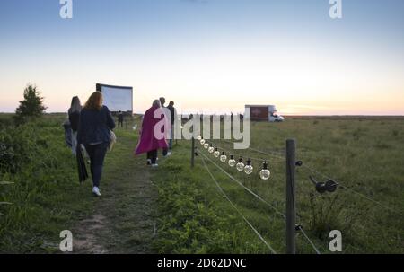 HAADEMEESTE, PARNU COUN, ESTLAND - Jul 17, 2020: Menschen, die an der Outdoor-Veranstaltung teilnehmen, um sich mit Schauspielern zu treffen und einen historischen Film anzusehen, der teilweise in der gefilmt wurde Stockfoto