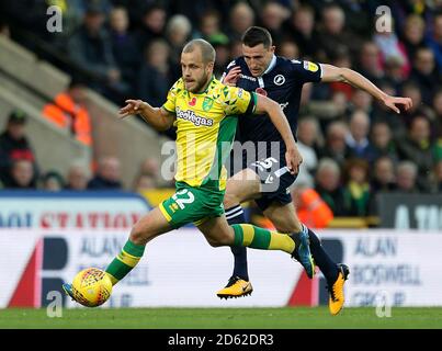 Teemu Pukki (links) von Norwich City im Kampf gegen Murray von Millwall Wallace Stockfoto