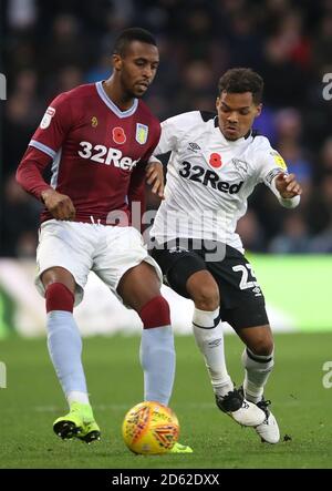 Duane Holmes von Derby County (rechts) und Jonathan Kodjia von Aston Villa Kampf um den Ball Stockfoto