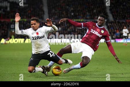 Duane Holmes von Derby County (links) und Axel Tuanzebe von Aston Villa Kampf um den Ball Stockfoto