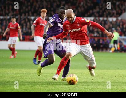 Peter Etebo von Stoke City und Adlene Guedioura von Nottingham Forest Für den Ball Stockfoto