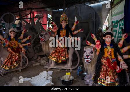 Lalitpur, Nepal. Oktober 2020. Ein Blick auf die Statuen der Hindu-Göttin Durga vorbereitet für das Dashain-Festival.Dashain ist das glückverheißendste Festival in Nepal, das für 10 Tage von nepalesischen Hindu-Menschen gefeiert wird, indem sie Hingabe gegenüber der Göttin Durga anbiete, was den Triumph des Guten über das Böse markiert. Tonidole werden an verschiedene Orte des Kathmandu-Tals transportiert, aber nach Angaben des Künstlers sind aufgrund der covid-19 Pandemie weniger Tonstatuen bestellt. Kredit: SOPA Images Limited/Alamy Live Nachrichten Stockfoto