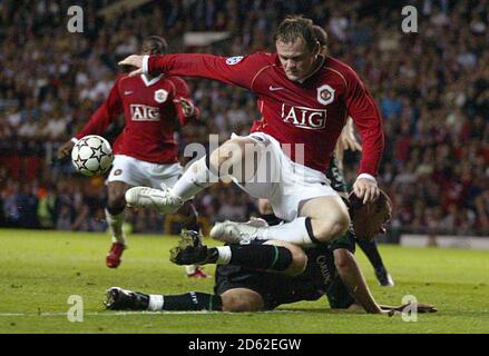 Stephen McManus von Celtic fordert Wayne Rooney von Manchester United heraus Stockfoto