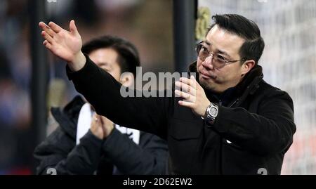 Aiyawatt Srivaddhanaprabha führt die Spieler von Leicester City während einer Ehrenrunde für Besitzer und Vorsitzender Vichai Srivaddhanaprabha während des Premier League-Spiels im King Power Stadium, Leicester Stockfoto