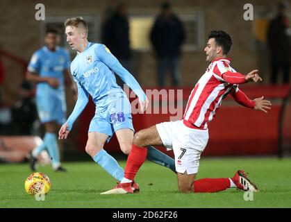 Josh Eccles (links) von Coventry City und Conor Thomas von Cheltenham Town Kampf um den Ball Stockfoto