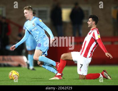 Josh Eccles (links) von Coventry City und Conor Thomas von Cheltenham Town Kampf um den Ball Stockfoto