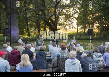 HAADEMEESTE, PARNU COUN, ESTLAND - Jul 17, 2020: Menschen, die an der Outdoor-Veranstaltung teilnehmen, um sich mit Schauspielern zu treffen und einen historischen Film anzusehen, der teilweise in der gefilmt wurde Stockfoto