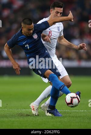 Der US-Amerikaner Bobby Wood (links) und Englands Lewis Dunk kämpfen um Der Ball Stockfoto