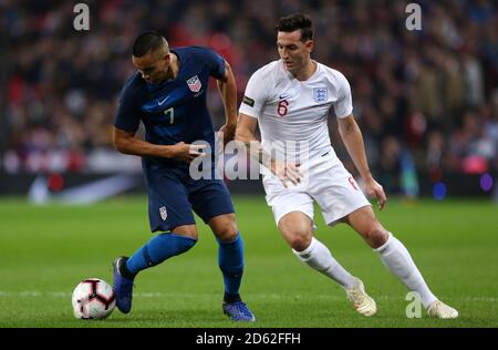 Der US-Amerikaner Bobby Wood (links) und Englands Lewis Dunk kämpfen um Der Ball Stockfoto