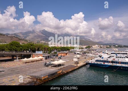 F, ITALIEN - 21. September 2020: Formia, Latium, Italien, 21. September 2020, Blick auf die Berge vom Schifffahrtshafen Stockfoto