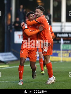 James Justin von Luton Town (links) feiert den dritten Platz seiner Seite Ziel des Spiels mit Harry Cornick (rechts) Stockfoto