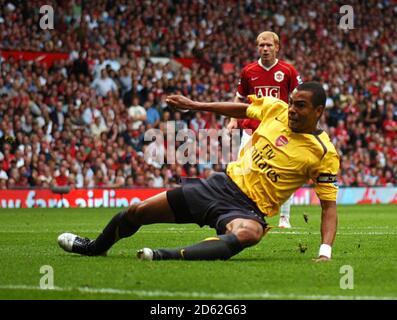 Gilberto Silva von Arsenal rutscht aus, als er eine Strafe einlegt Wurde von Manchester United Torwart Tomasz Kuszczak gerettet Stockfoto