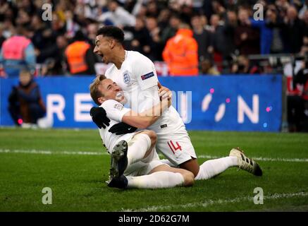 Englands Harry Kane feiert das zweite Tor seiner Seite Das Spiel mit Jesse Lingard (rechts) Stockfoto