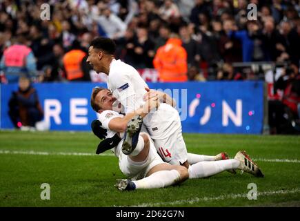 Englands Harry Kane feiert das zweite Tor seiner Seite Das Spiel mit Jesse Lingard (rechts) Stockfoto