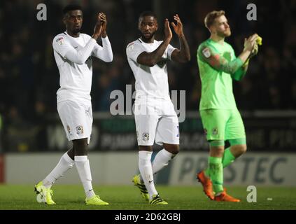 Jordy Hiwula von Coventry City (links) Abu Ogogo von Coventry City (Mitte) Und Coventry City Torhüter Lee Burge zeigen ihre Dejektion und Dank an Fans nach 1.0 Auswärtgeschlagen bei Burton Albion Stockfoto