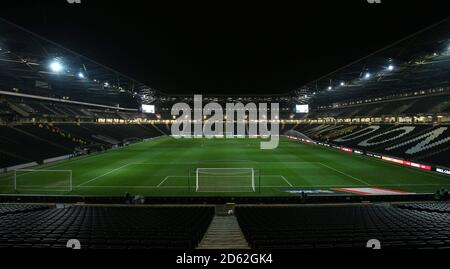 Ein allgemeiner Blick in Stadion MK vor dem Spiel dazwischen Brasilien und Kamerun Stockfoto