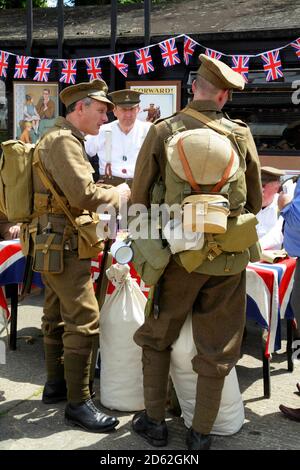 Soldaten in alten militärischen Uniformen des 1. Weltkrieges bei einer Nachstellung des Ersten Weltkriegs, England, Großbritannien, Großbritannien, Großbritannien Stockfoto