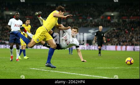 Chelsea's Marcos Alonso (links) und Tottenham Hotspur's Ben Davies (rechts) Kampf um den Ball Stockfoto