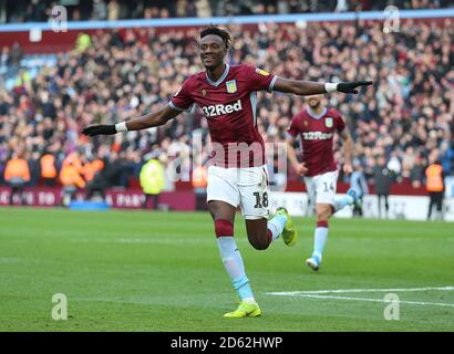 Tammy Abraham von Aston Villa feiert das dritte Tor seiner Seite Des Spiels Stockfoto