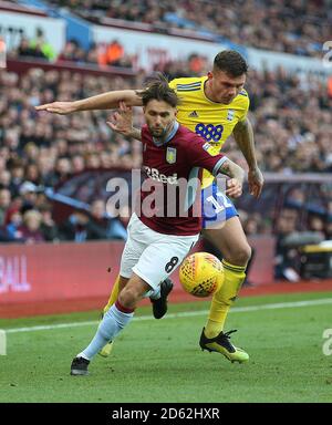 Henri Lansbury (links) von Aston Villa und Harlee Dean von Birmingham City Kampf um den Ball Stockfoto