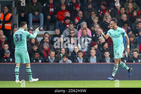 Pierre-Emerick Aubameyang von Arsenal (rechts) feiert das zweite Tor seiner Seite Des Spiels mit Mannschaftskollegen Arsenal's Sead Kolasinac Stockfoto