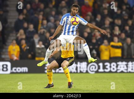 Elias Kachunga (rechts) von Huddersfield Town fordert Ryan Bennett von Wolverhampton Wanderers heraus Stockfoto