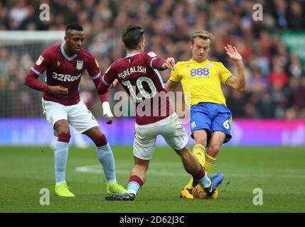 Jack Grealish von Aston Villa (links) und Maikel Kieftenbeld von Birmingham City (Rechts) Stockfoto